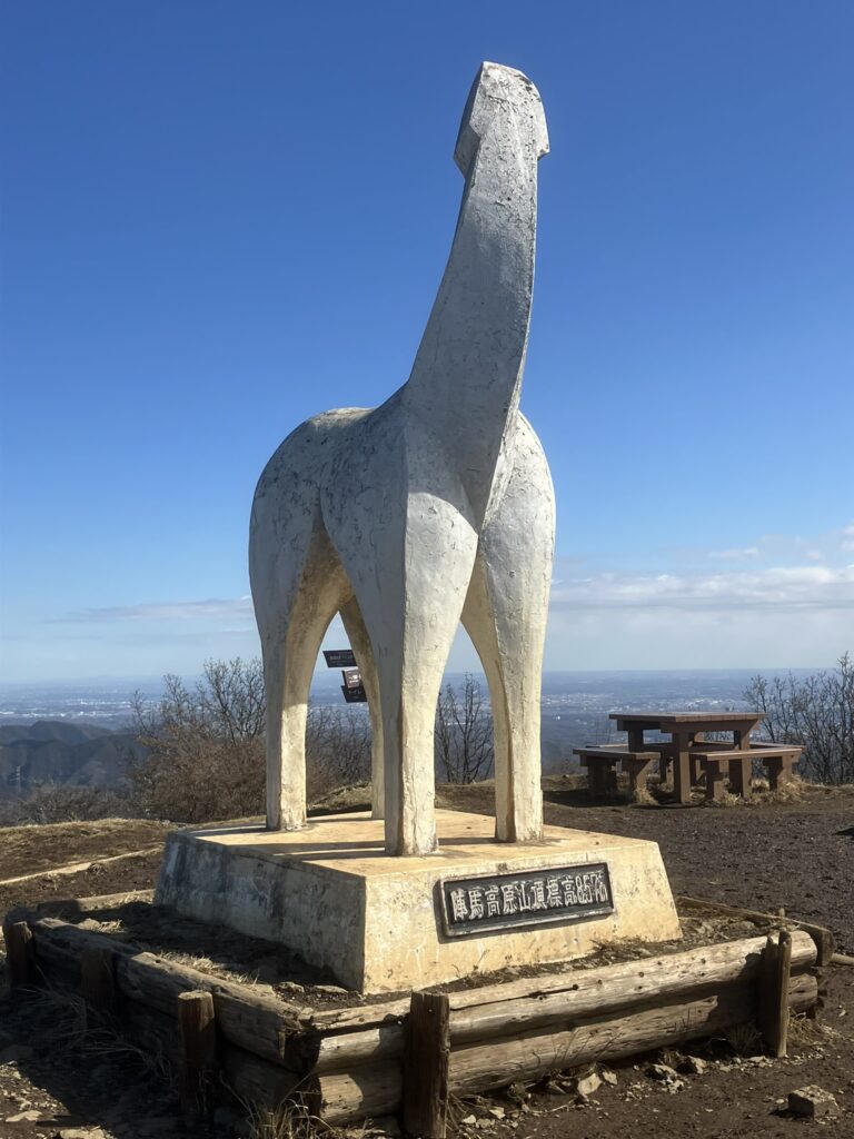陣馬山のオブジェ