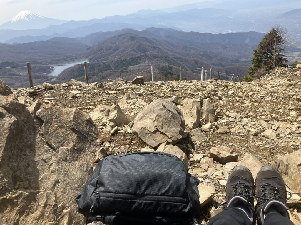 大菩薩嶺にて登山靴とザック